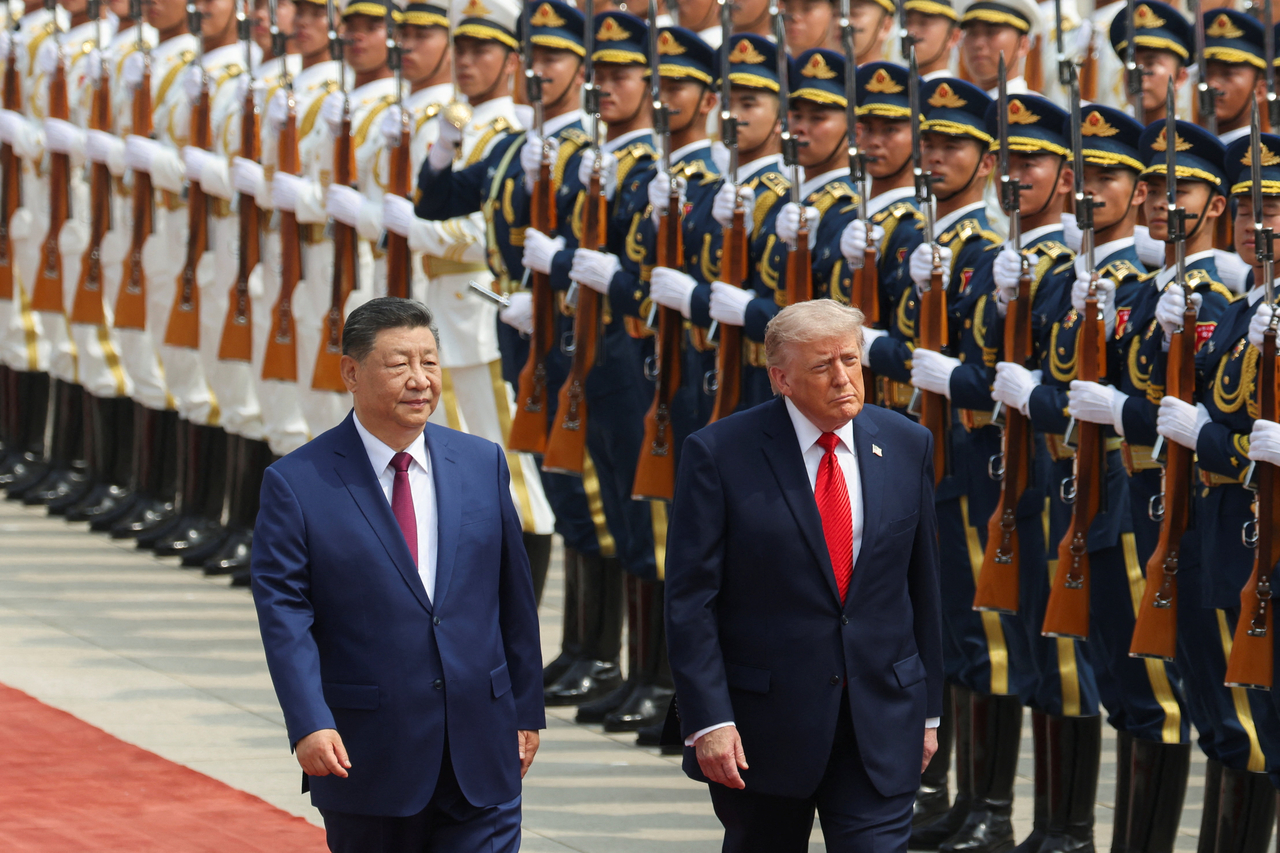 US President Donald Trump (R) and Chinese President Xi Jinping inspect a guard of honor during a welcome ceremony at the Great Hall of the People in Beijing on Thursday. (Reuters)