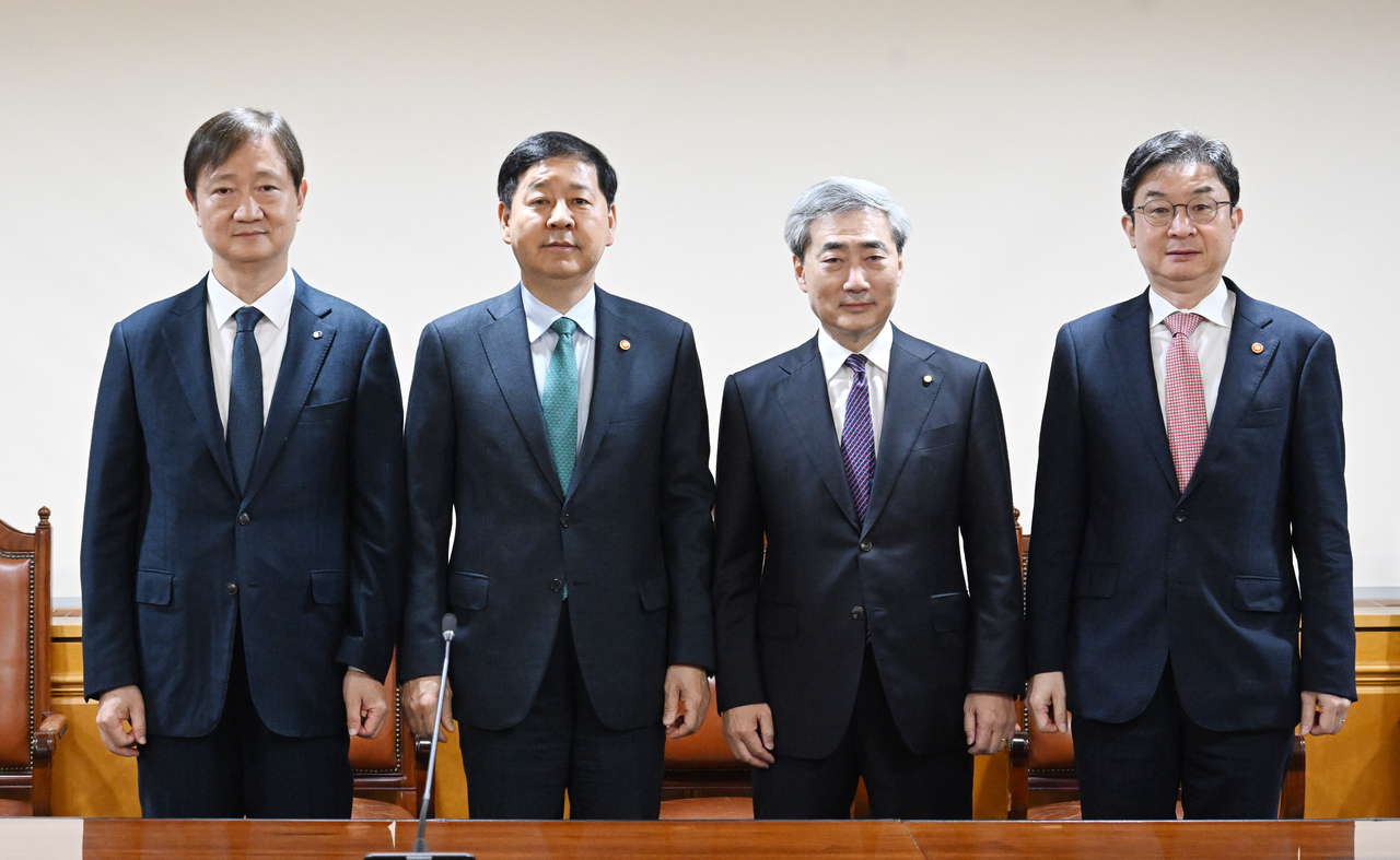 (From L) Lee Eog-weon, chairman of the Financial Services Commission; Finance Minister Koo Yun-cheol; Bank of Korea Gov. Shin Hyun-song; and Lee Chan-jin, governor of the Financial Supervisory Service, pose for a photo during a meeting held in Seoul on Thursday. (Ministry of Finance and Economy)