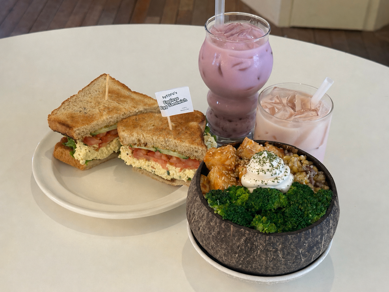 The eggless egg sandwich (left) and the sunrise bowl, served with vegan taro boba tea and strawberry latte from ByTofu in Yongsan-gu, central Seoul (Lee Jung-joo/The Korea Herald)