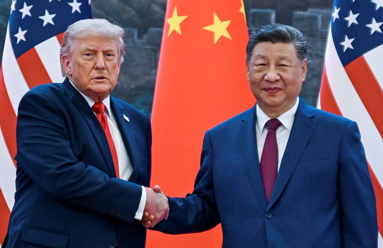 US President Donald Trump (left) and Chinese President Xi Jinping shake hands in Beijing during a trip focused on trade, regional security and strengthening bilateral ties between the world's two largest economies. (Reuters-Yonhap)