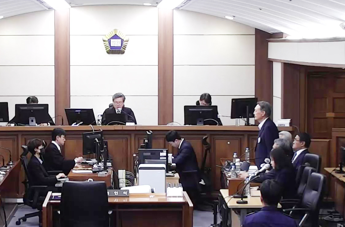 Former President Yoon Suk Yeol enters the courtroom for a sentencing hearing at the Seoul High Court in Seocho-gu, Seoul, on April 29, in a trial on charges including obstruction of official duties and abuse of authority related to allegedly blocking his detention by the Corruption Investigation Office for High-ranking Officials. (Yonhap)