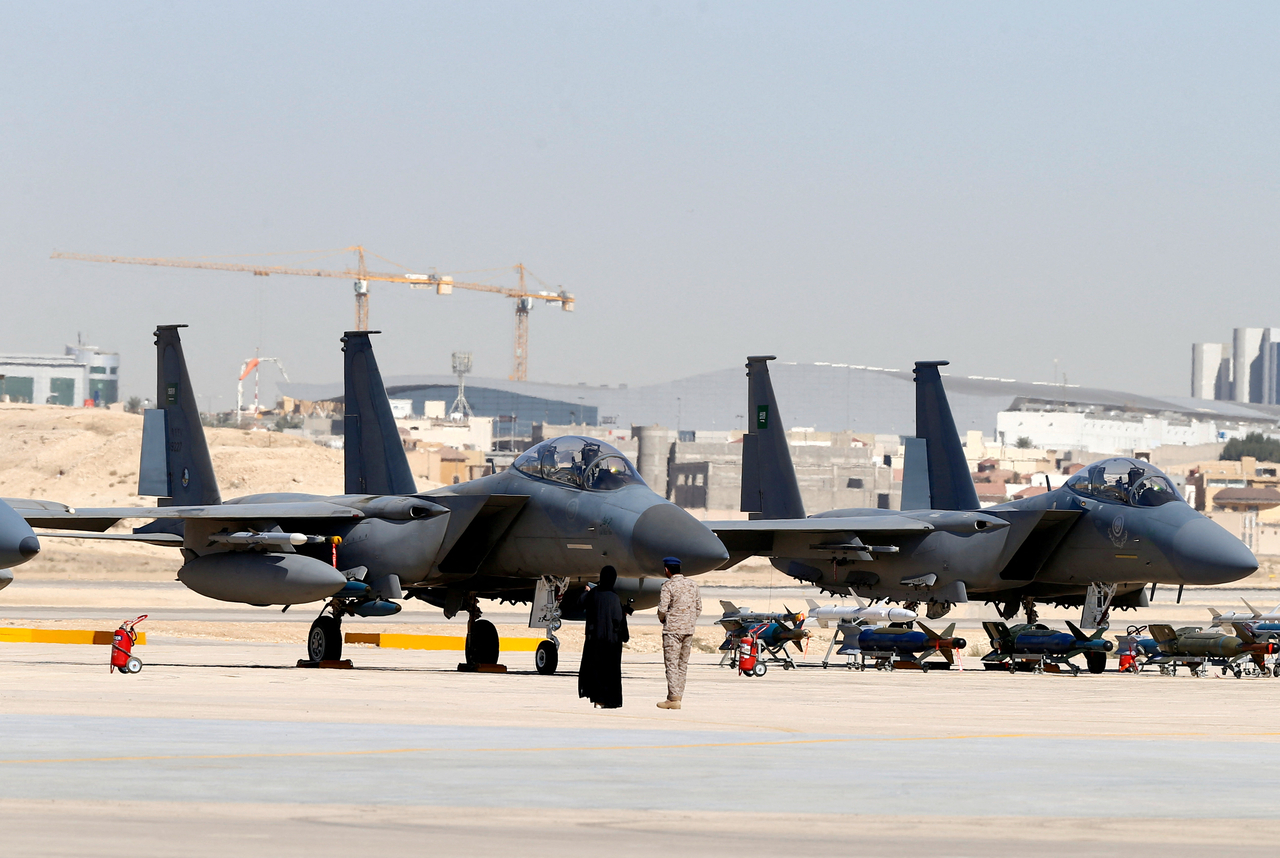 F-15SA fighter jets are seen during a graduation ceremony and air show marking the 50th anniversary of the founding of King Faisal Air College in Riyadh, Saudi Arabia, in 2017. (Reuters-Yonhap)
