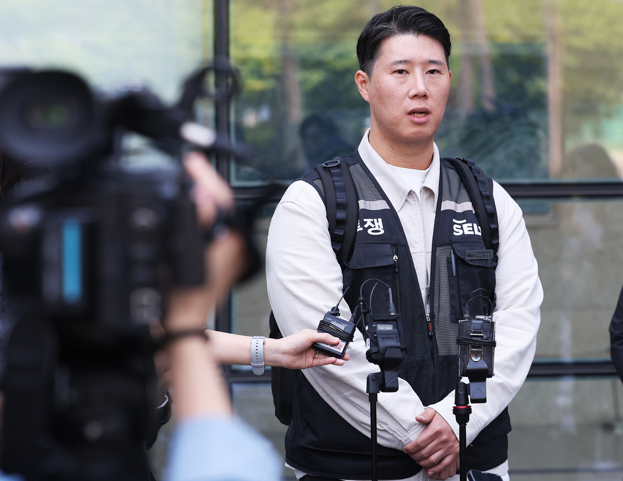 Choi Seung-ho, head of Samsung Electronics's largest labor union, speaks to reporters after attending a court hearing at the Suwon District Court in Suwon, Gyeonggi Province, on May 13.