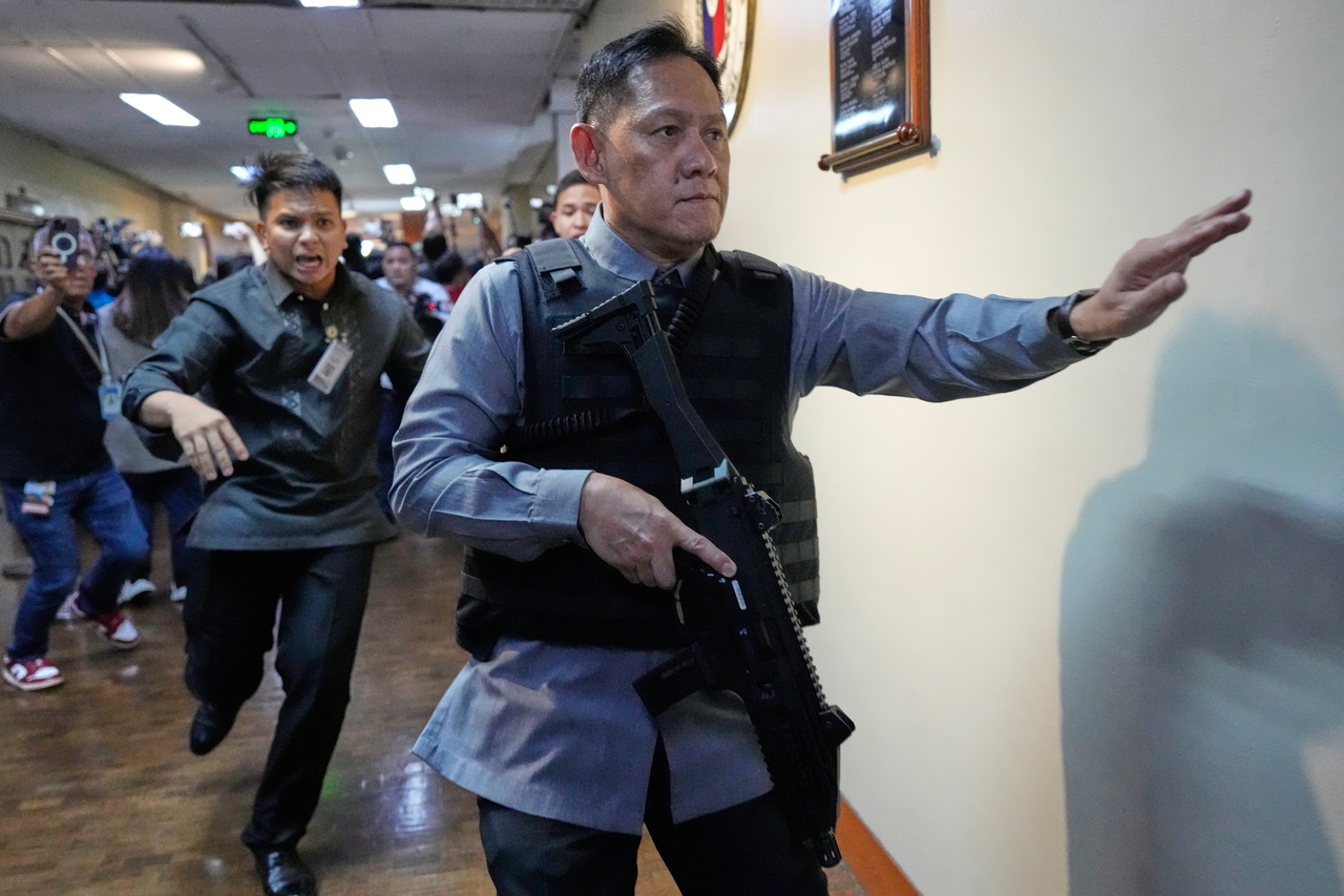 Senate security run after gunfire was heard along a hallway at the Philippine Senate in Pasay, Philippines, Wednesday. (AP-Yonhap)