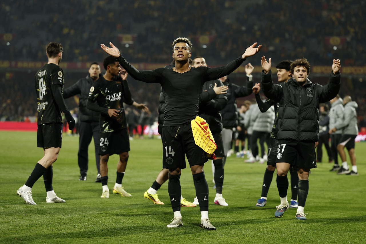 Paris Saint-Germain clinches league title with 2-0 win over