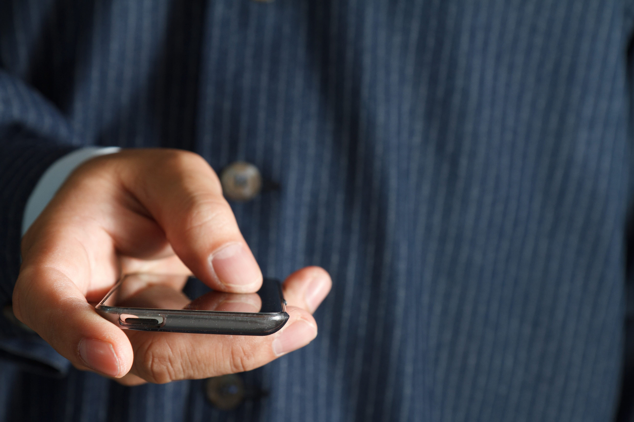 A man uses a smartphone. (123rf)