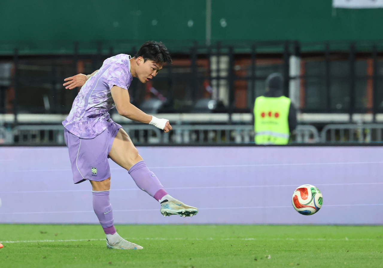 Oh Hyeon-gyu of South Korea takes a shot against Austria during the teams' friendly football match at Ernst-Happel-Stadion in Vienna, in this March 31. (Yonhap)