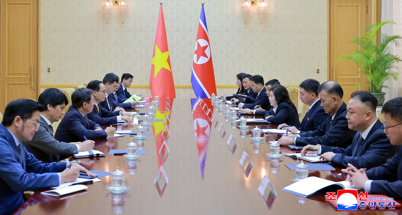 North Korean Foreign Minister Choe Son-hui (5th from R) holds talks with Vietnamese Foreign Minister Le Hoai Trung (4th from L), a special envoy of Vietnamese President and ruling Communist Party head To Lam, during their meeting at the Assembly Hall in Pyongyang on Wednesday. (Korean Central News Agency)