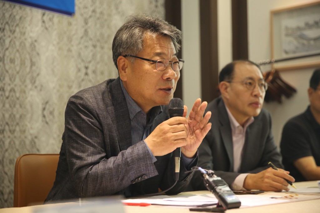 Korean Publishers Association president Kim Tae-heon speaks during a press conference in Seoul on Tuesday. (KPA)