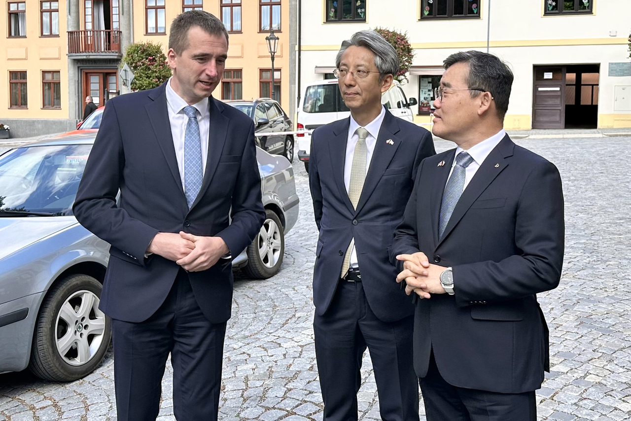 Daewoo E&C CEO Kim Bo-hyun (right) visits Vienna to meet representatives from the International Atomic Energy Agency on Tuesday (Daewoo E&C)