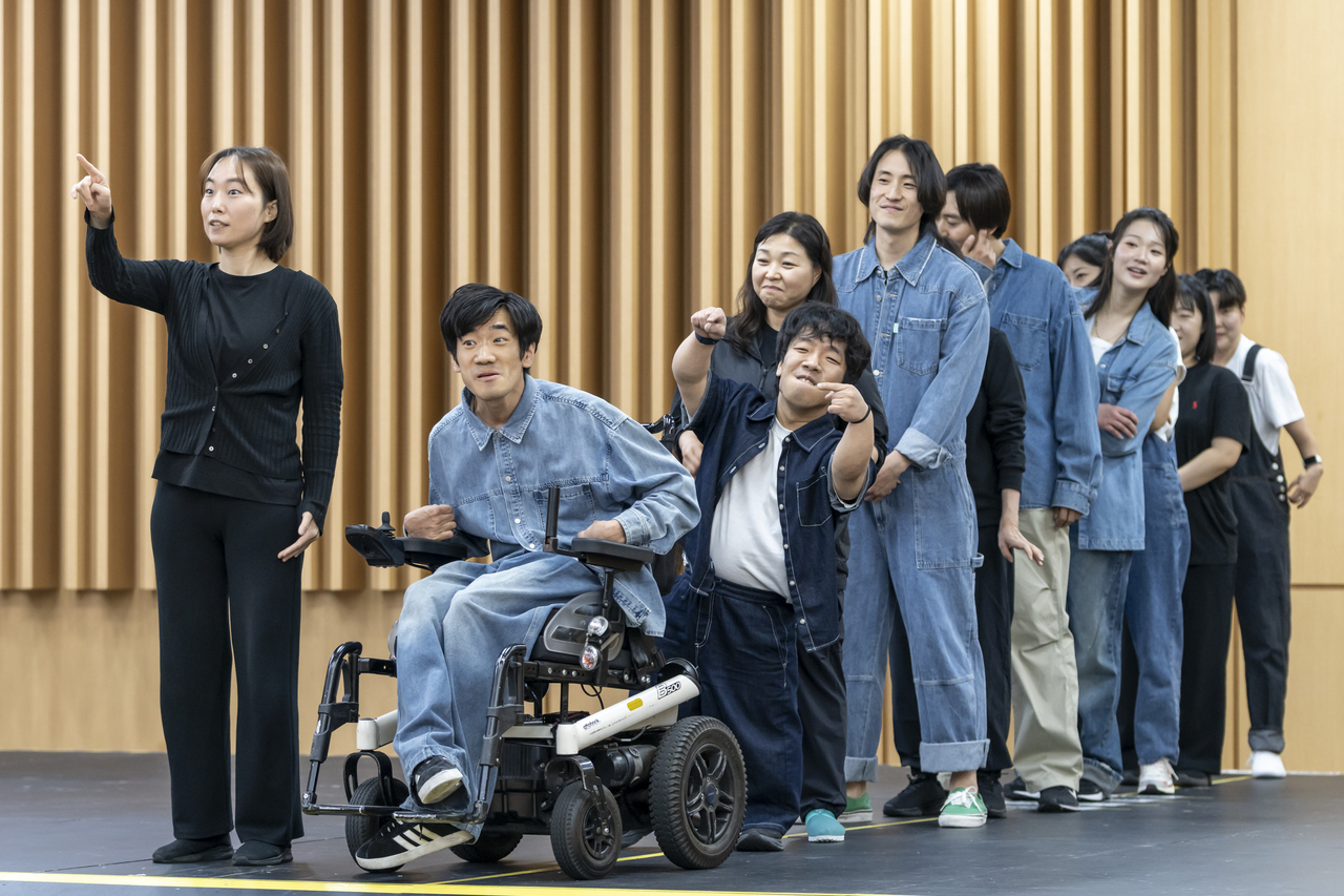 Actors rehearse a scene from "As You Like It." (National Theater of Korea)