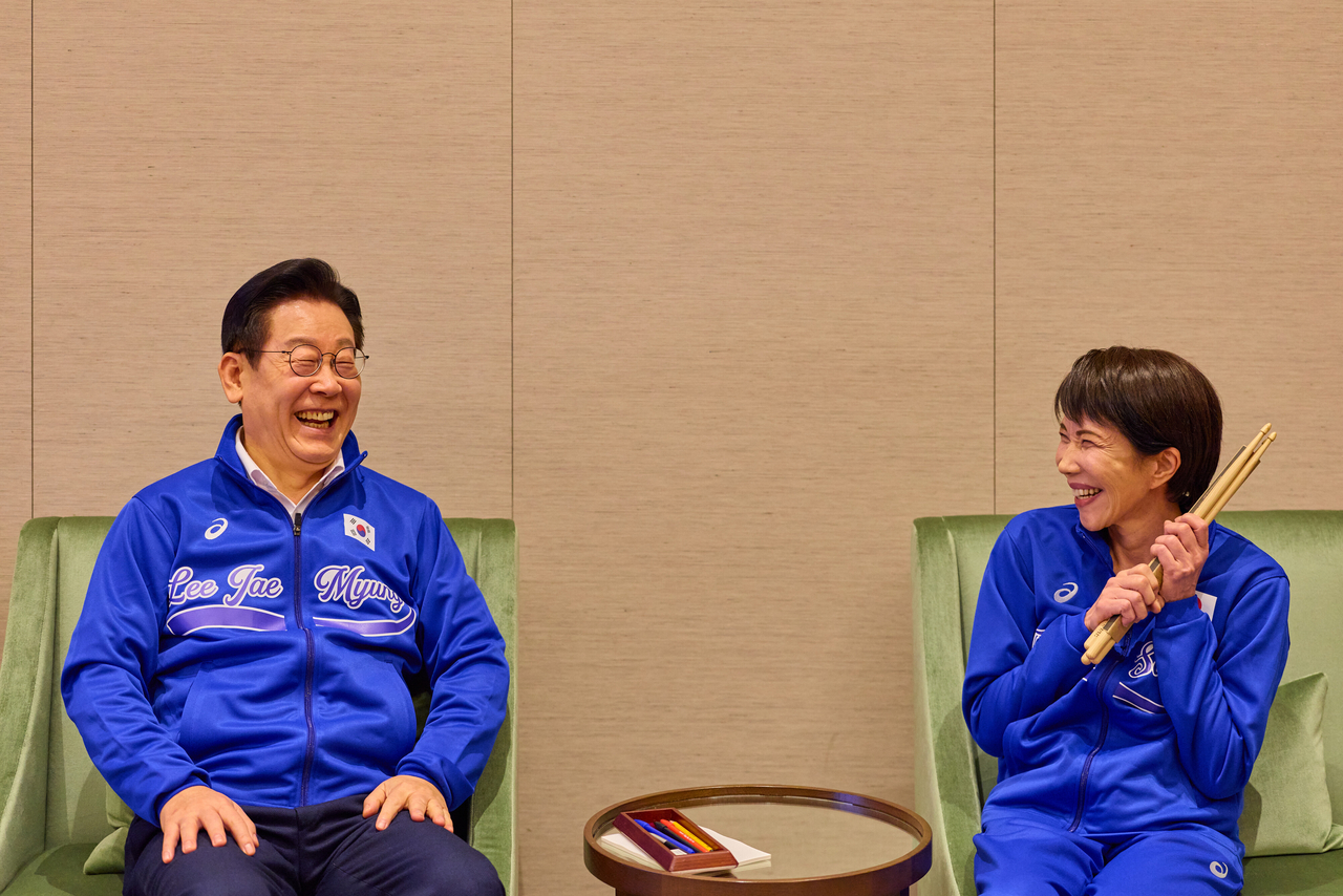South Korean President Lee Jae Myung (left) and Japanese Prime Minister Sanae Takaichi laugh after playing drums following their joint press conference after a summit in Nara prefecture, Japan, on Jan. 13. (President Lee Jae Myung’s official X)