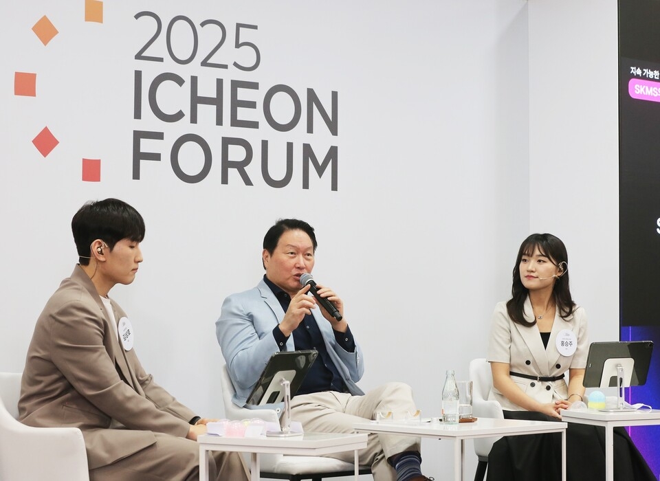 SK Group Chairman Chey Tae-won (center) speaks during a Q&A session with employees at the closing session of the 2025 Icheon Forum in August. (SK Group)