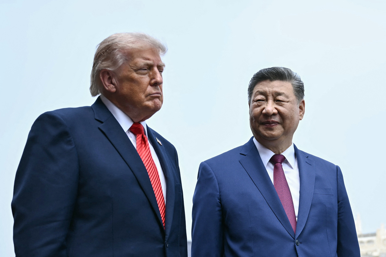 This photo shows Chinese President Xi Jinping and US President Donald Trump visiting the Temple of Heaven in Beijing on Thursday. (Reuters-Yonhap)