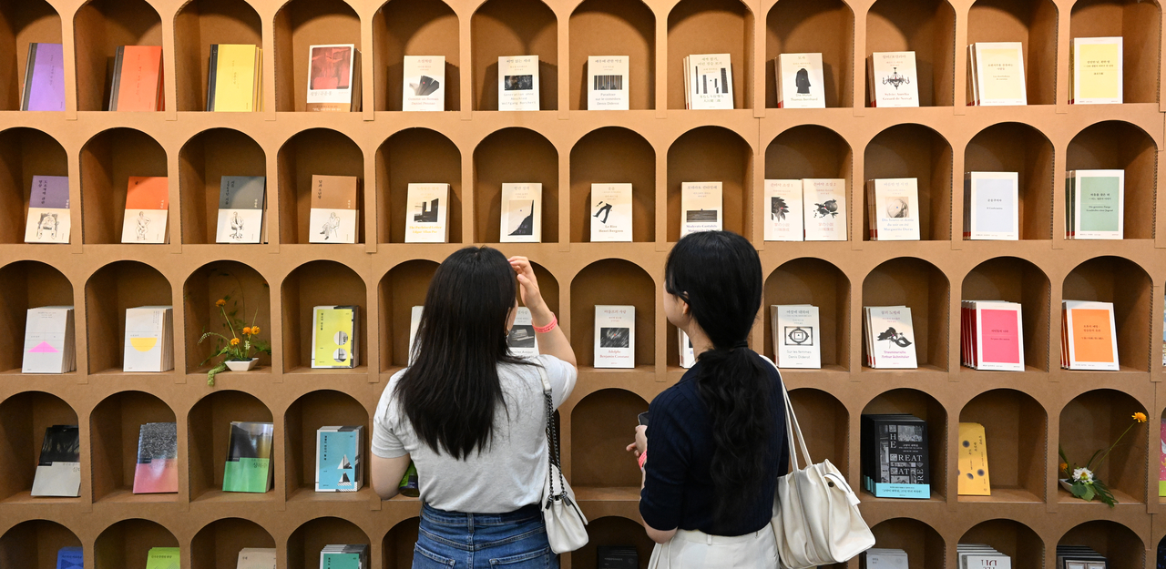 Visitors check out books at the 2025 Seoul International Book Fair held at Coex on June 14. (Im Se-jun/The Korea Herald)