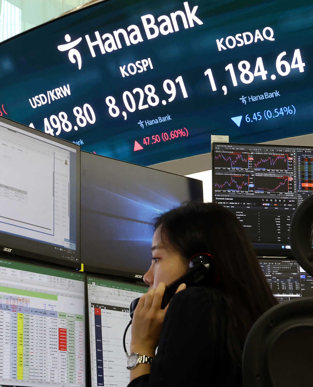 A trader works at a Hana Bank dealing room in Seoul on Friday. (Yonhap)