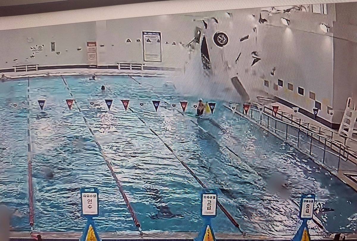 A surveillance camera screenshot shows a car plunging into a swimming pool at a sports center in South Gyeongsang Province on Saturday. (Gyeongnam Provincial Police)