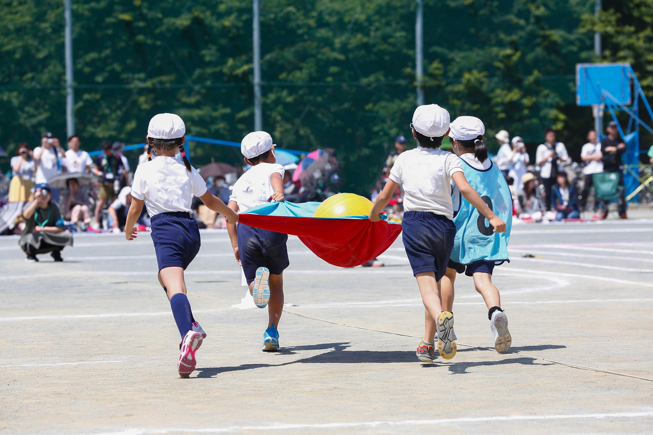 Students take part in a school sports day in South Korea. (123rf)