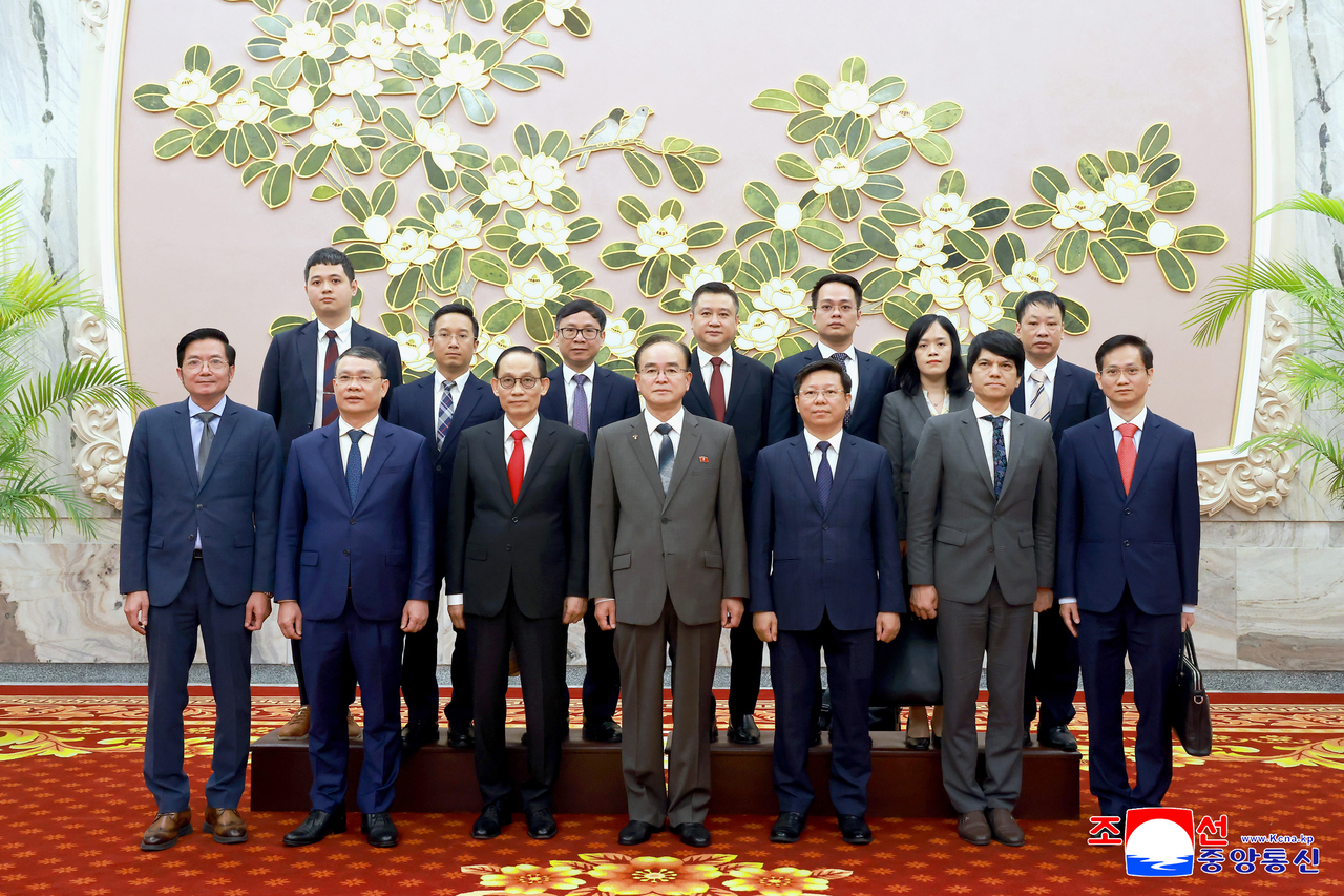 Jo Yong-won (center, front row) , chairman of the standing committee of North Korea’s Supreme People’s Assembly, poses for a photo with Vietnamese Foreign Minister Le Hoai Trung (5th from right, front row) and other officials in Pyongyang on Friday. (Yonhap)