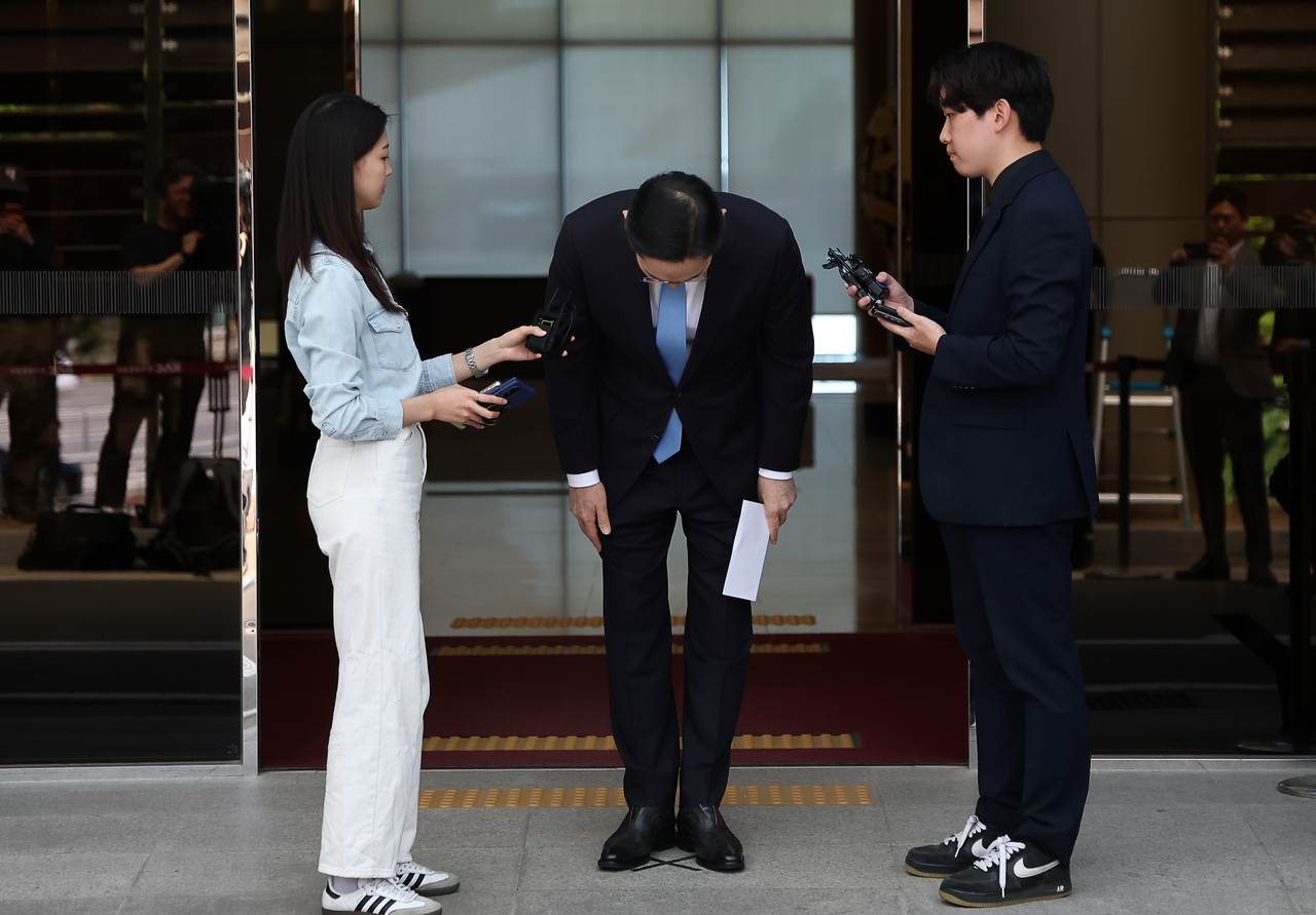 Lee Jae-yong, chairman of Samsung Electronics, apologizes after returning from a business trip to Japan at Seoul Gimpo Business Aviation Center on Saturday. (Yonhap)