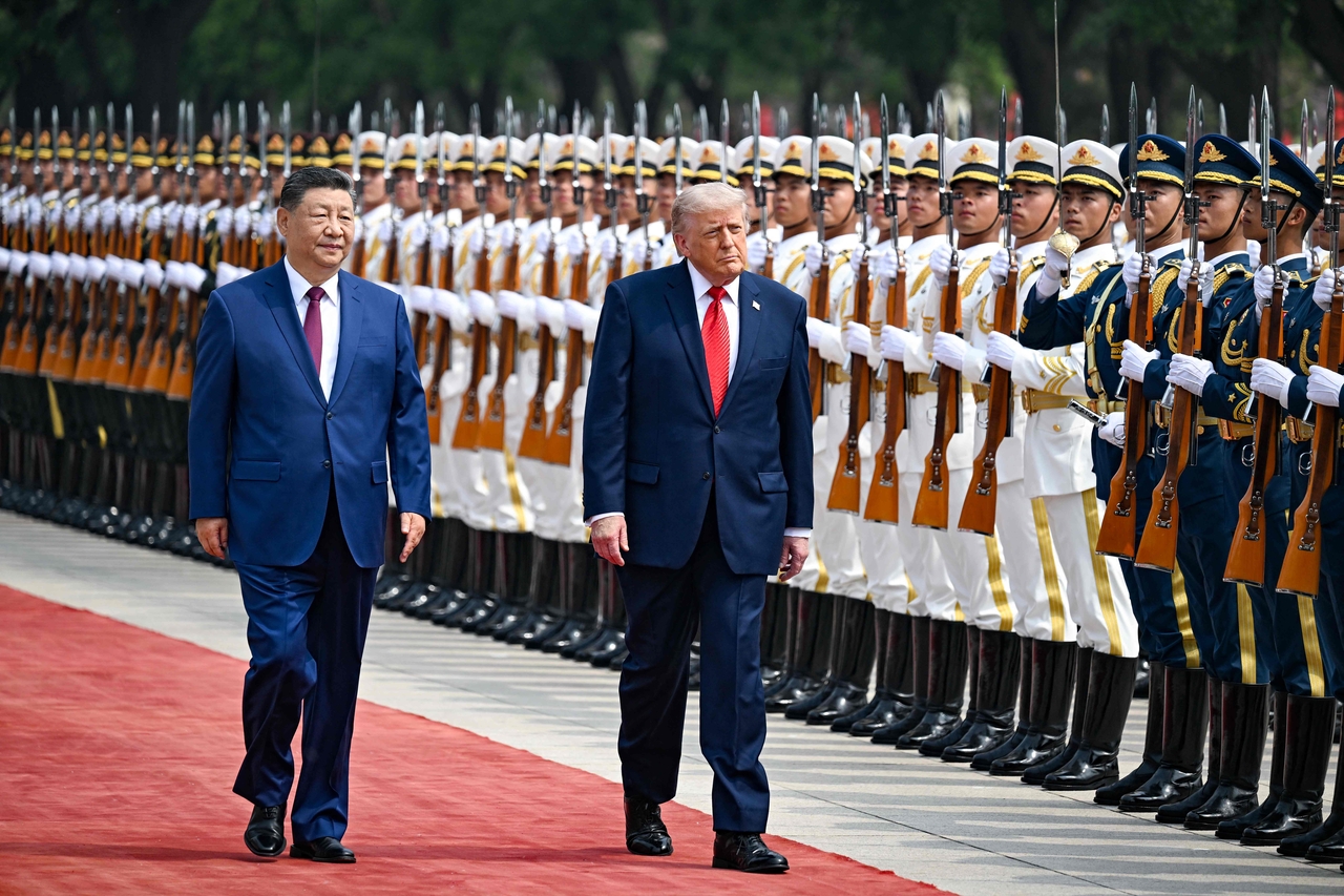 US President Donald Trump (right) and China's President Xi Jinping inspect a guard of honour during a welcome ceremony at the Great Hall of the People in Beijing on Thursday. (AFP-Yonhap)