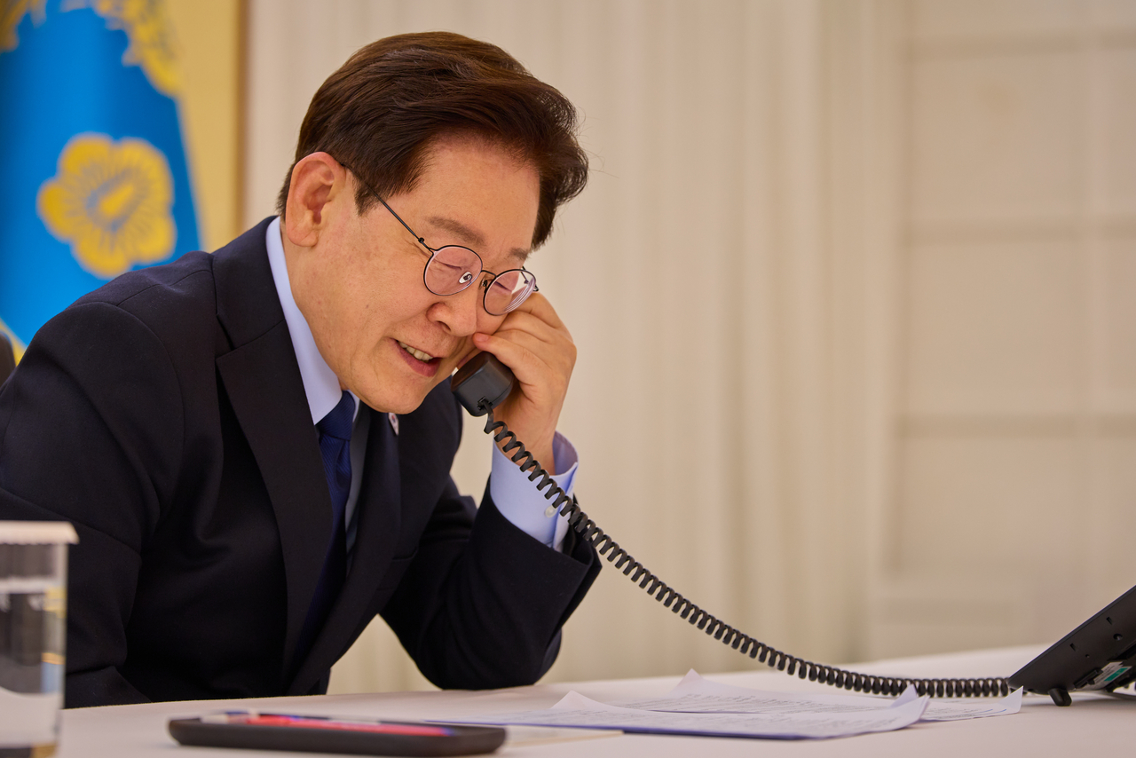 President Lee Jae Myung speaks by phone with US President Donald Trump at his residence in Hannam-dong, Seoul, on Sunday. (Cheong Wa Dae via Yonhap)