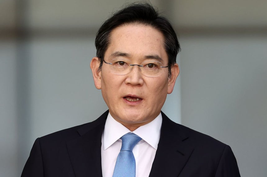 Samsung Electronics Chair Lee Jae-yong apologizes at Seoul Gimpo Business Aviation Center on Saturday after returning from a business trip to Japan. (Yonhap)