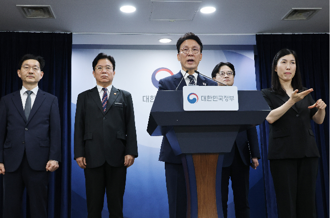 Prime Minister Kim Min-seok (third from left) delivers an address to the nation at the Government Complex Seoul on Sunday. (Yonhap)