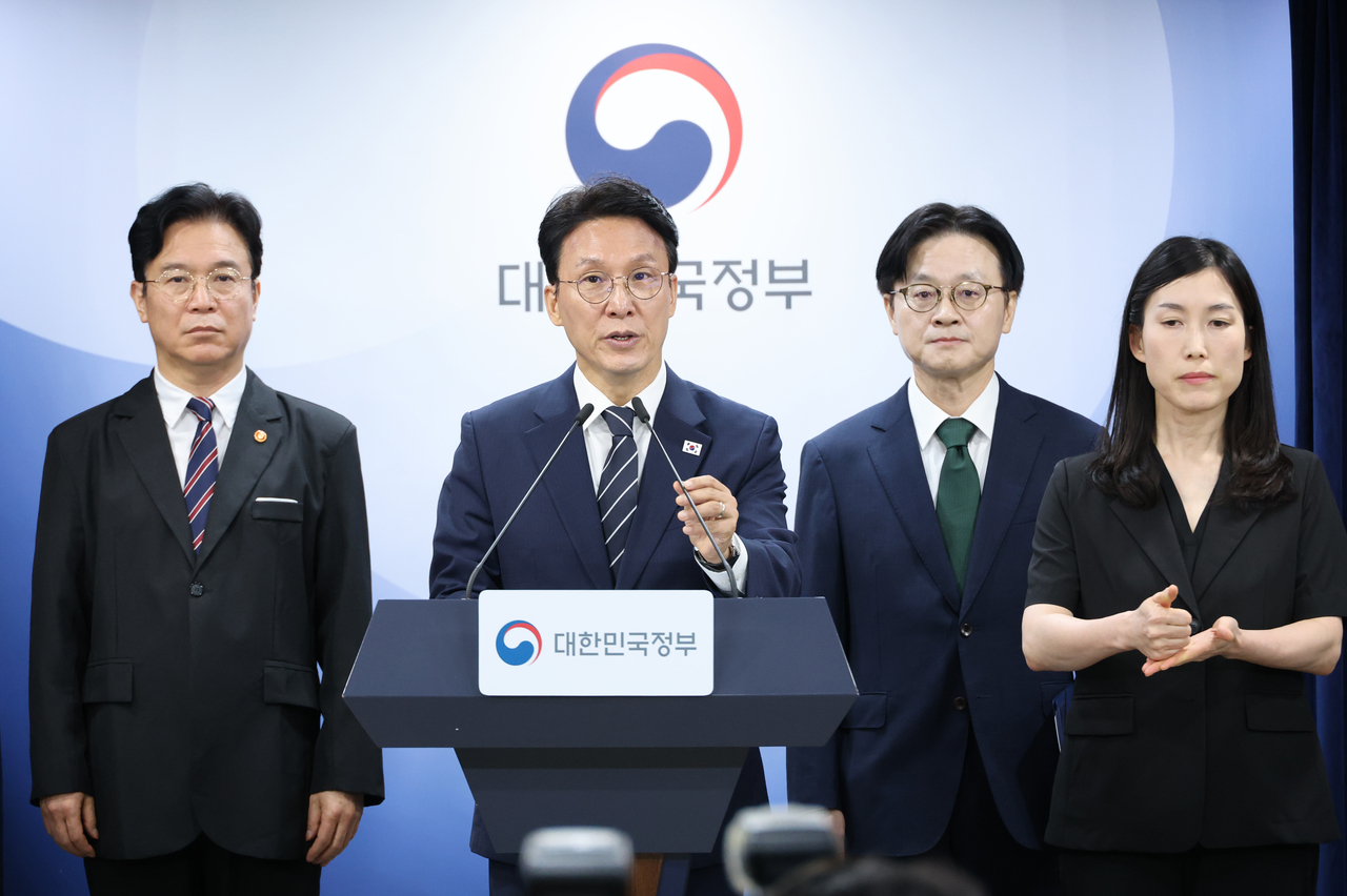 Prime Minister Kim Min-seok speaks at a meeting on Sunday amid strike at Samsung Electronics. (Yonhap)
