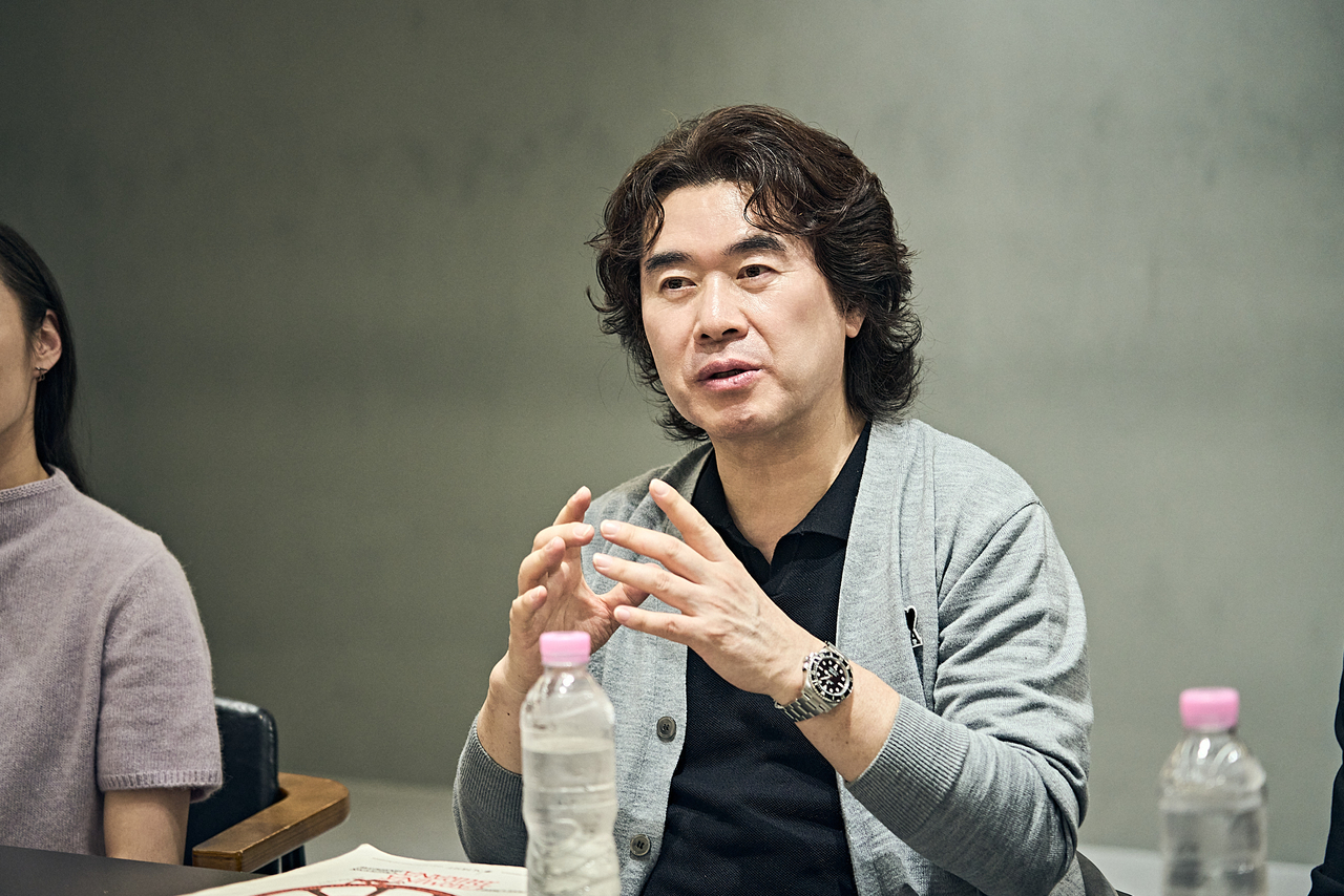 Seoul Metropolitan Chorus Artistic Director Lee Young-man talks during an interview on May 13 at the Yun Byul Ballet Company in Eastern Seoul. (Sejong Center for the Performing Arts)