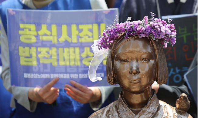A statue symbolizing the women victimized by Japan's wartime sexual slavery is seen on May 6, during the weekly protest for the Japanese government's official admission and apology held in Jongno-gu, Seoul. (Yonhap)