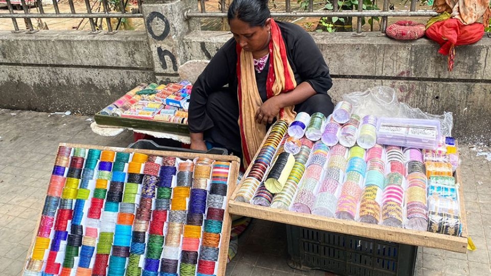 A vendor waits for customers near a busy thoroughfare.   (Daily Star)
