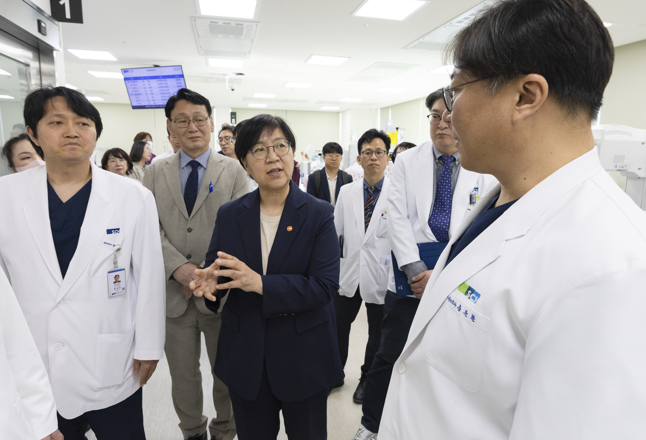 Health Minister Jung Eun-kyeong (center) speaks to a pediatric hospital in Cheonan, South Chungcheong Province, during a ministry inspection last Sunday. (Yonhap)