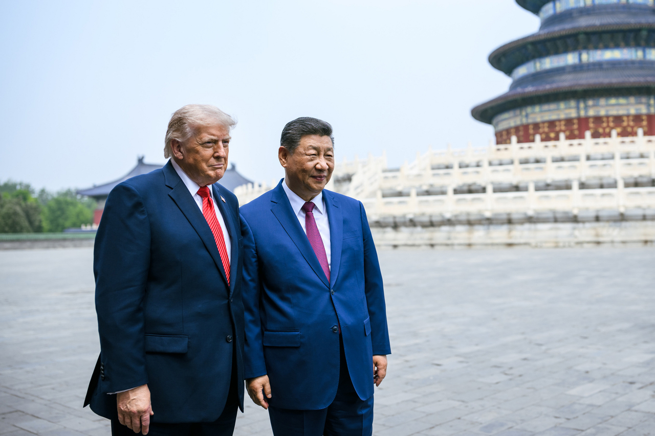 US President Donald Trump (left) tours the Hall of Prayer of Good Harvest with Chinese President Xi Jinping at the Temple of Heaven in Beijing on Thursday. (UPI-Yonhap)