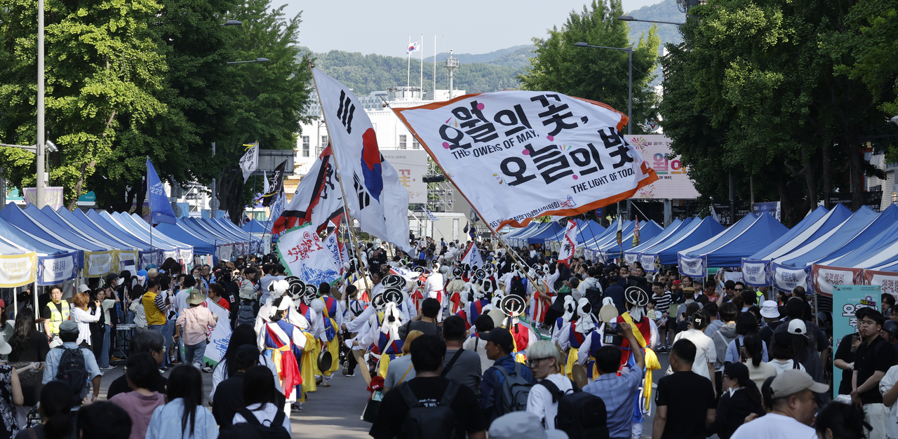People gather at a rally to commemorate the May 18 Democratization Movement on Saturday in Gwangju. (Yonhap)