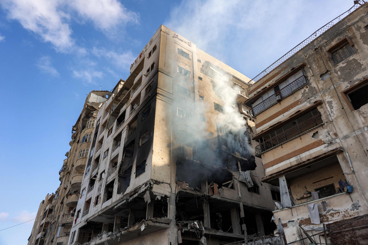 Smoke billows from a residential building that was hit by an Israeli strike the previous day in the Rimal neighbourhood of Gaza City on Saturday. (AFP-Yonhap)