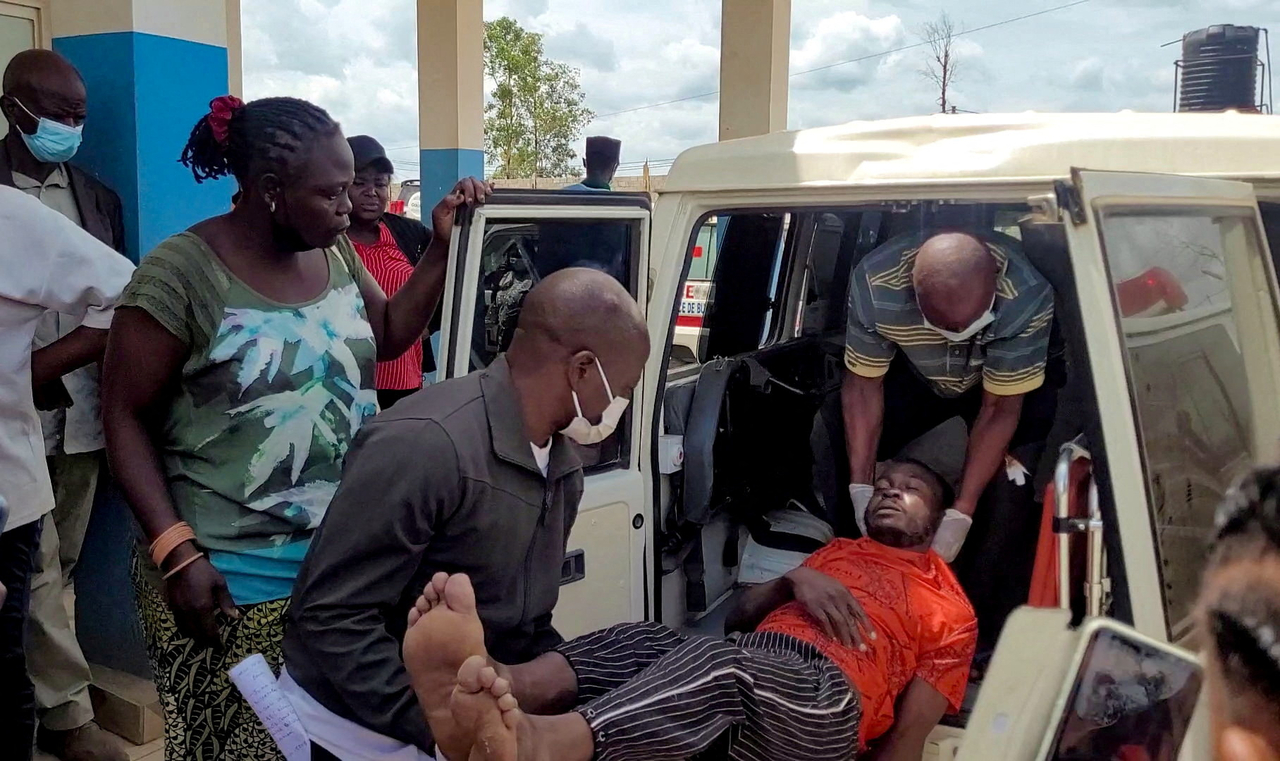 A man is carried from an ambulance as he arrives at Bunia General Referral Hospital following confirmation of an Ebola outbreak involving the Bundibugyo strain in Bunia, Ituri province, Congo, Saturday. (Reuters-Yonhap)
