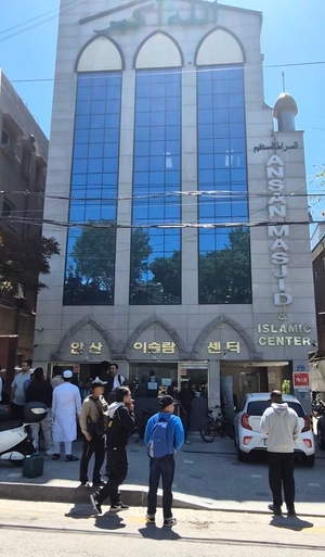 In Ansan, Muslims sometimes gather outdoors to pray -- backlash follows every time