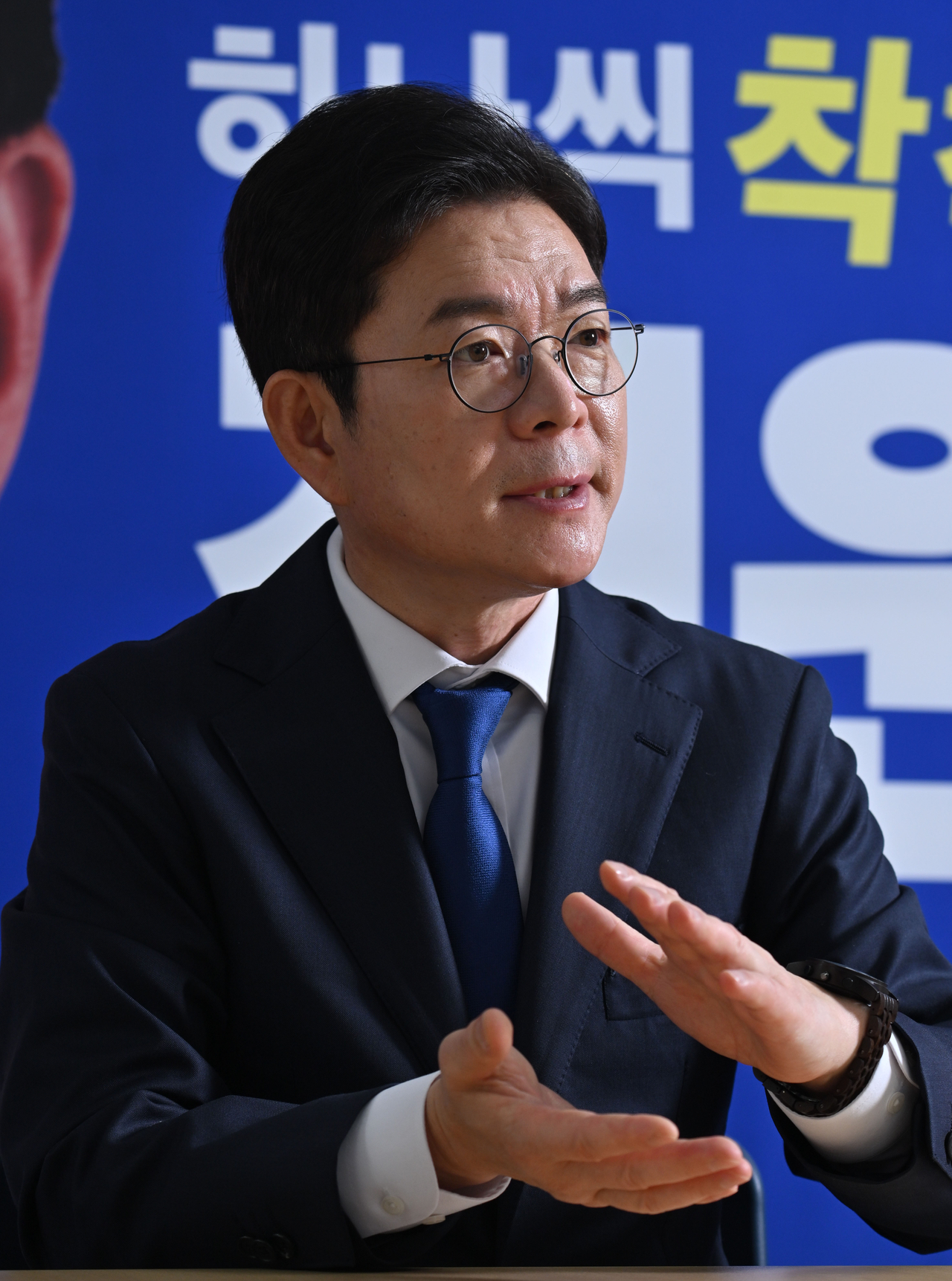 Democratic Party's Seoul mayoral candidate Chong Won-o speaks in an interview with The Korea Herald in Seoul on Friday. (Im Se-jun/The Korea Herald)