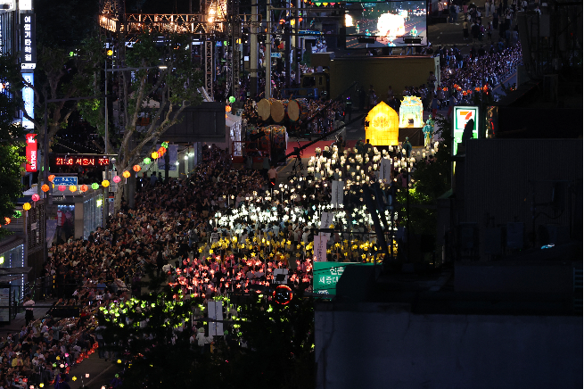 Participants attend the lantern parade in Jongno, Seoul, Saturday. (Newsis)