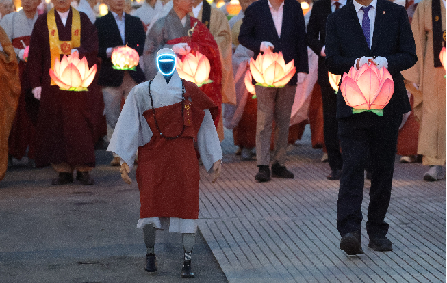 A robot monk joins the lantern parade in Jongno, Seoul, Saturday. (Newsis)