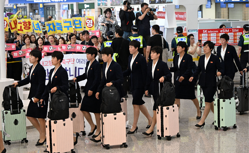 Naegohyang Women’s FC players arrive at Incheon International Airport’s Terminal 1 on Sunday. (Joint Press Corps via Yonhap)