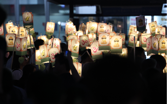 Participants attend the lantern parade in Jongno, Seoul, on Saturday. (Newsis)