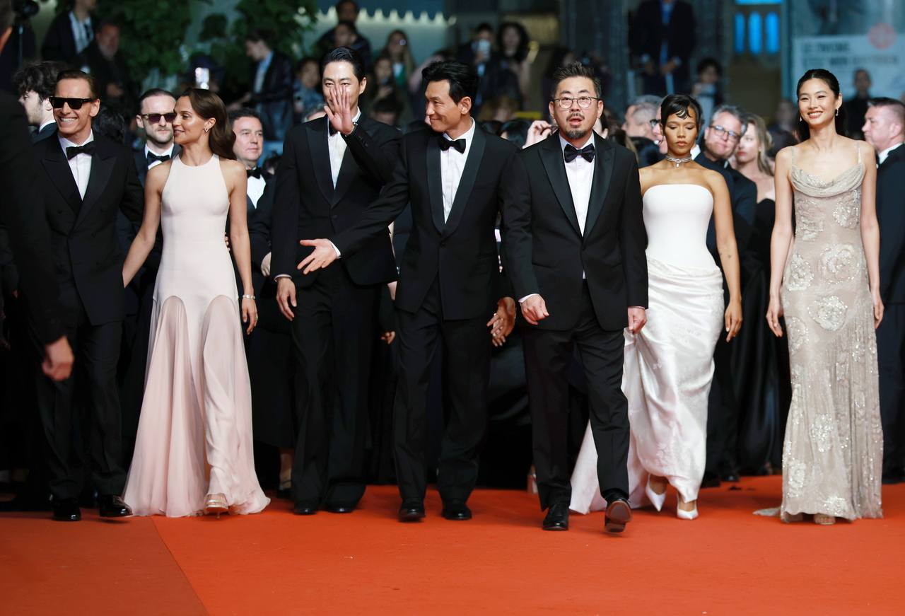 From left: Michael Fassbender, Alicia Vikander, Zo In-sung, Hwang Jung-min, Director Na Hong-jin, Taylor Russell, and Jung Ho-yeon attend the premiere of 'Hope' during the 79th annual Cannes Film Festival, in Cannes, France, Sunday. (EPA via Yonhap)