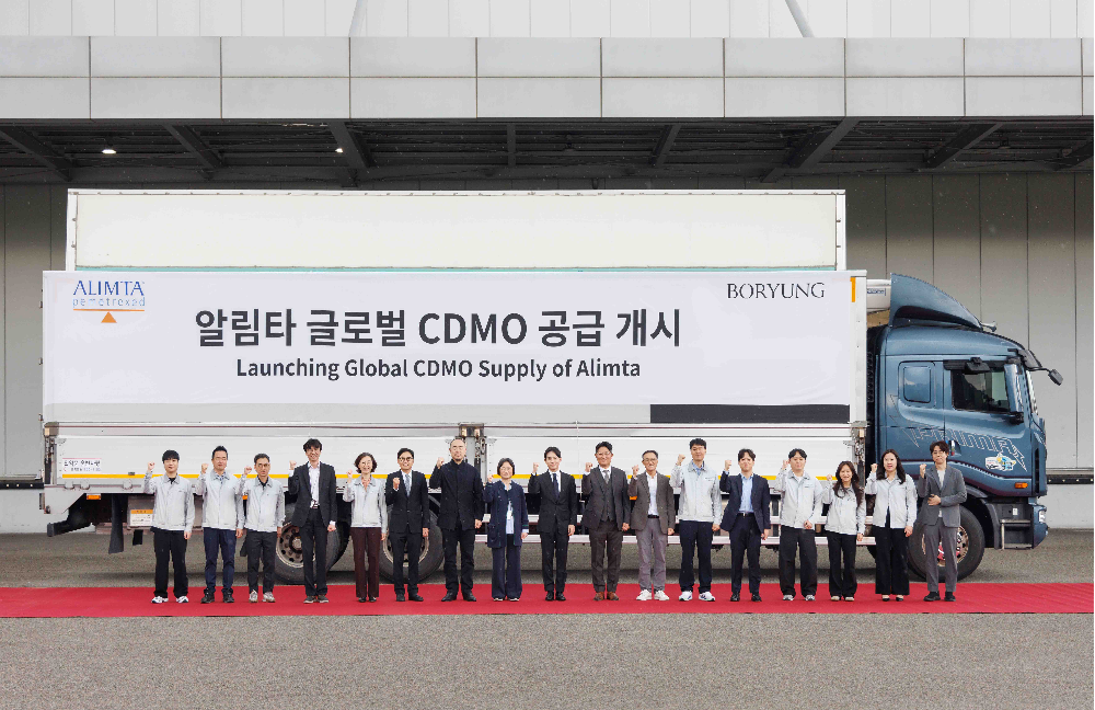 Officials from Boryung pose for a photo during a ceremony marking the start of global shipments of the anticancer drug Alimta at the company’s Yesan Campus in South Chungcheong Province. (Boryung Corporation)