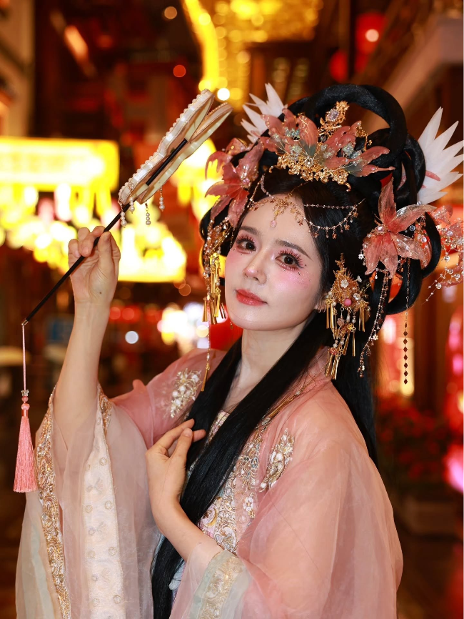 Korean actor Han Ga-in in "wanghong" makeup during a visit to China, amid a surge in popularity of such makeup experiences among younger Koreans. (Han Ga-in’s Instagram)