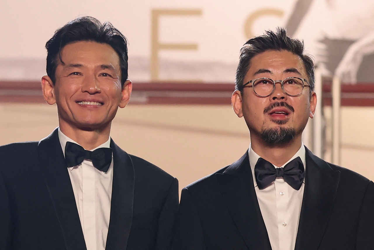 S. Korean actor Hwang Jung-Min (left) and South Korean director and screenwriter Na Hong-Jin arrive for the screening of the film "Hope" at the 79th edition of the Cannes Film Festival in Cannes, France, Sunday. (AFP via Yonhap)