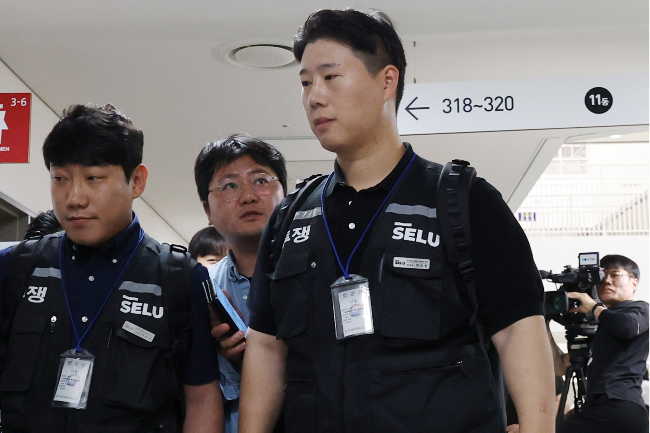 Choi Seung-ho, head of the Samsung Electronics branch of the Samsung Group Super-enterprise Labor Union, attends a second post-mediation meeting at the National Labor Relations Commission in the government complex in Sejong on Monday. (Yonhap)