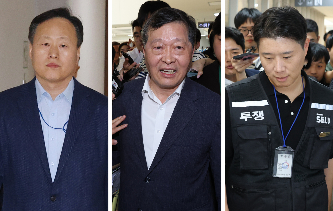 From left: Samsung Electronics’ chief negotiator Yeo Myung-koo, National Labor Relations Commission Chair Park Soo-geun and union leader Choi Seung-ho enter a meeting room in Sejong on Monday for a second post-mediation session, three days ahead of the union’s planned strike. (Yonhap)