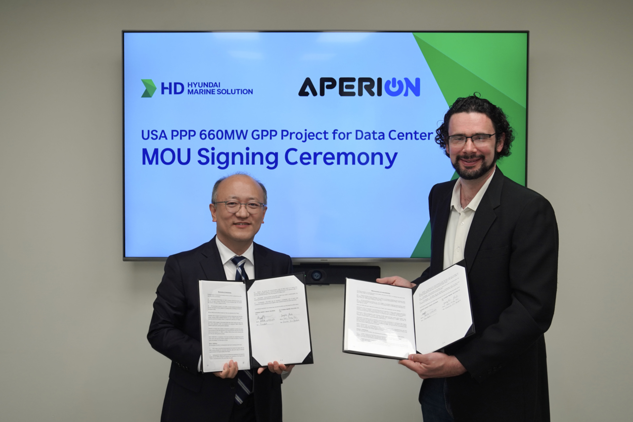 Park Young-eon (left), head of the Aftermarket Solution Division at HD Hyundai Marine Solution, and Aperion Energy Group CEO Aaron Wheeler (HD Hyundai Marine Solution)